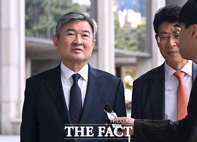 12·3 비상계엄 전후 상황에 관여한 혐의를 받는 조태용 전 국정원장이 10월 15일 오전 서울 서울고등검찰청 청사에 마련된 내란 특검 사무실에 피의자 신분으로 출석하고 있다./이새롬 기자