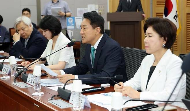 오세훈 서울시장이 19일 국회 의원회관에서 열린 국민의힘 서울시당·서울시 주최 '막힌 공급, 징벌적 과세: 8.13 부동산 대책 무엇이 문제인가' 토론회에서 발언하고 있다. 연합뉴스