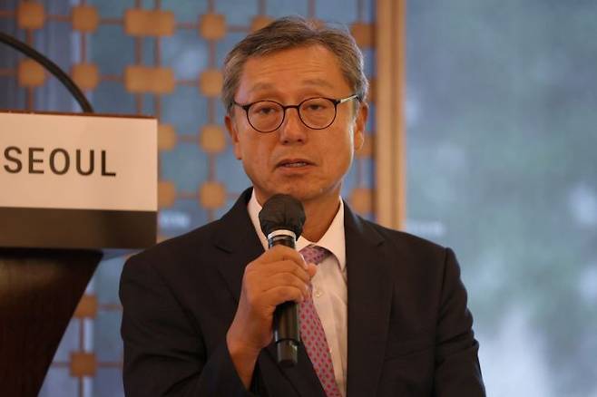 이성훈 한국화랑협회 회장이 19일 서울 중구 웨스틴조선호텔에서 열린 '키아프 서울' '프리즈 서울' 공동 기자회견에서 키아프 관련 질의응답을 하고 있다.