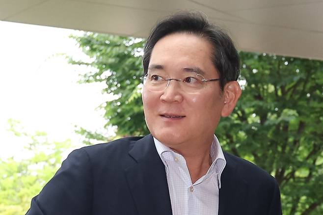 이재용 삼성전자 회장이 지난달 7일 서울 강서구 김포비지니스항공센터에 도착, '억만장자들의 여름 캠프'로 불리는 미국 선밸리 콘퍼런스 참석을 위해 이동하고 있다./뉴스1