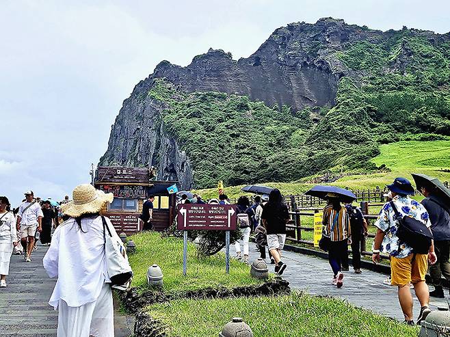 한여름 제주 서귀포 성산일출봉 찾은 관광객들. 2025.7.(사진=저작권자(c) 연합뉴스, 무단 전재-재배포 금지)