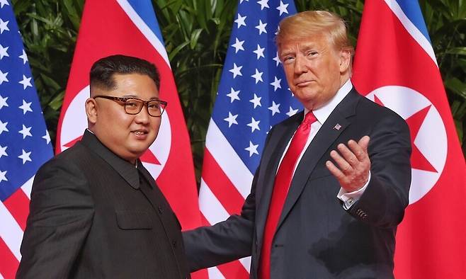 2018년 6월12일 싱가포르 제1차 북-미 정상회담 당시 김정은 북한 국무위원장과 도널드 트럼프 미국 대통령. 싱가포르 공보부 누리집 갈무리