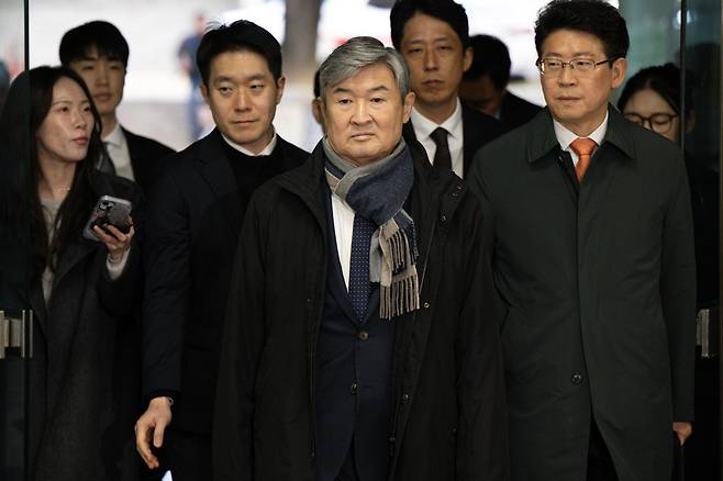 조태용 전 국가정보원장이 지난해 11월 11일 서울 서초구 서울중앙지법에 구속 전 피의자 심문을 받기 위해 출석하고 있다. 박시몬 기자