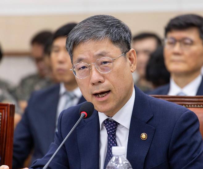 노경필 법원행정처장이 19일 국회에서 열린 법제사법위원회 전체 회의에 출석해 조희대 대법원장의 대법관 제청 과정과 관련한 의원들의 질의에 답하고 있다. 연합뉴스