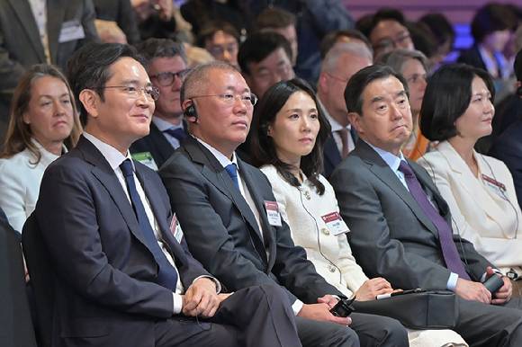 이재용 삼성전자 회장(왼쪽 첫번째)과 정의선 현대차 회장(왼쪽 두번째)을 비롯한 기업인들이 FKI타워 컨퍼런스센터에서 열린 '제3차 한-프랑스 경제계 미래대화'에 참석해 에마뉘엘 마크롱 프랑스 대통령의 기조강연을 경청하고 있다. [사진=한경협]