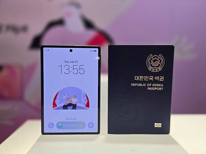 지난달 22일(현지시간) 영국 런던에서 삼성전자가 새롭게 공개한 폴더플 폰 갤럭시 Z 폴드8은 접었을 때 138.4mm 펼쳤을 때 193.2mm로 여권(오른쪽)과 유사한 형태를 보인다. 중앙포토