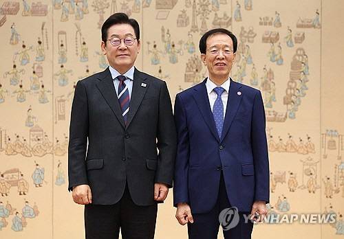 이재명 대통령이 지난 15일 용산 대통령실에서 이석연 국민통합위원장에게 위촉장을 수여한 뒤 기념촬영을 하고 있다. 연합뉴스
