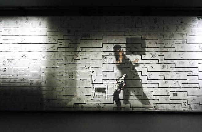 A view of installation piece “Screenshare” (2024) on display at “The Third Poem: Come Home Again” exhibition, a solo show by Es Devlin at Futura Seoul in Jongno Distirct, central Seoul, on Aug. 14. FUTURA SEOUL