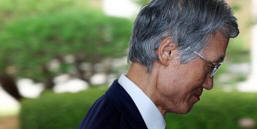 조희대 대법원장이 19일 ‘서면 제청’ 논란 속 취재진 질문에 묵묵부답으로 서울 서초구 대법원 청사로 출근하고 있다. 뉴시스