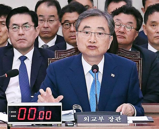 조현 외교부 장관과 정동영 통일부장관이 19일 서울 여의도 국회에서 열린 외교통일위원회 전체회의에서 의원의 질의에 답하고 있다. 이병주기자
