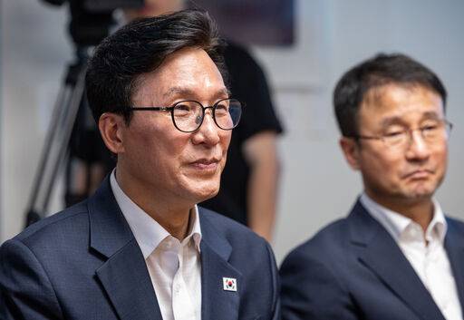 김민석(왼쪽) 더불어민주당 대표가 19일 경남 양산 평산마을 문재인 전 대통령 사저에서 문 전 대통령과 면담하고 있다. 뉴시스