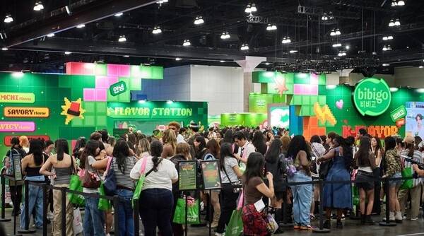 CJ제일제당과 CJ푸드빌이 미국 LA에서 열린 ‘KCON LA 2026’에 각각 비비고와 뚜레쥬르 부스를 차리고 미국 현지 소비자들과의 접점을 확대하고 브랜드 경쟁력을 강화했다. [CJ제일제당 제공]