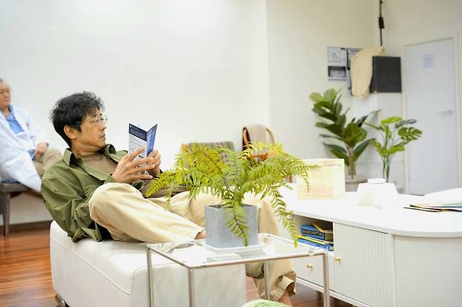 연극 ‘S고원에서’ 연습 장면. 화분이 늘어선 요양시설 로비에서 환자와 의료진이 각자의 시간을 보낸다. 제12언어연극스튜디오