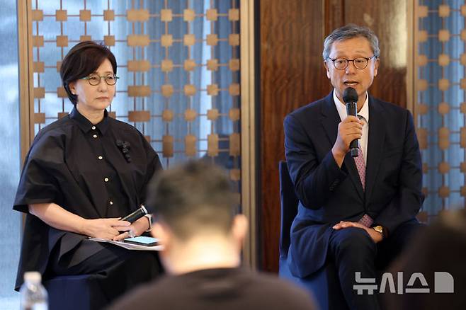 [서울=뉴시스] 박진희 기자 = 한국화랑협회 이성훈(선화랑 대표) 회장 겸 키아프 서울 운영위원장과 김효정(갤러리스클로 대표) 부회장이 19일 서울 중구 조선호텔에서 국내 최대 규모 아트페어 'Kiaf SEOUL·FRIEZE SEOUL 2026 공동 기자간담회'를 하고 있다. 2026.08.19. pak7130@newsis.com