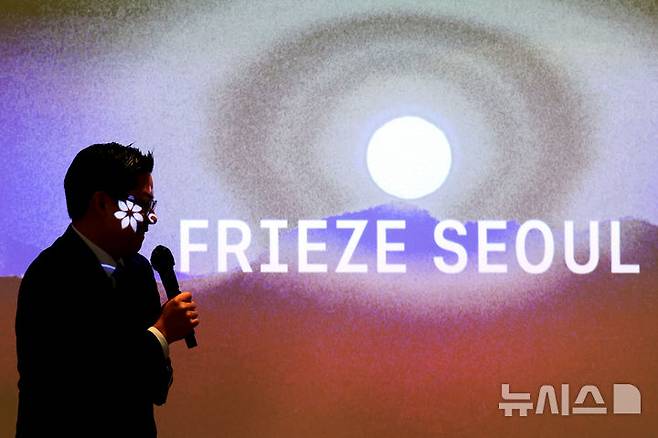 [서울=뉴시스] 박진희 기자 = 패트릭 리(Patrick Lee) FRIEZE SEOUL(프리즈 서울) 디렉터가 19일 서울 중구 조선호텔에서 국내 최대 규모 아트페어 'Kiaf SEOUL·FRIEZE SEOUL 2026 공동 기자간담회'를 하고 있다. 2026.08.19. pak7130@newsis.com
