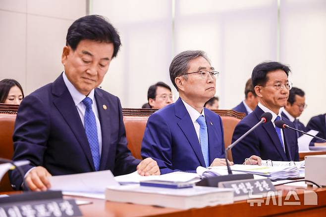 [서울=뉴시스] 정병혁 기자 = 조현 외교부 장관이 19일 서울 여의도 국회에서 열린 외교통일위원회 전체회의에 참석해 있다. 2026.08.19. jhope@newsis.com