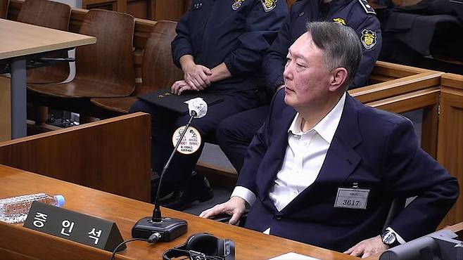 [서울=뉴시스] 특검이 한덕수 전 국무총리의 내란 혐의 재판에서 위증한 혐의로 기소된 윤석열 전 대통령의 항소심에서 벌금형을 구형했다. 사진은 윤 전 대통령이 지난해 11월 19일 서울 서초구 서울중앙지법에서 열린 내란방조, 위증 등 혐의 한덕수 전 국무총리 10차 공판에 증인으로 출석한 모습. (사진=서울중앙지방법원 제공) 2026.08.19. photo@newsis.com *재판매 및 DB 금지