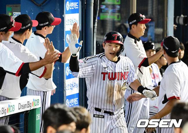 [OSEN=잠실, 지형준 기자] 18일 서울 잠실야구장에서 2026 신한 SOL KBO리그 LG 트윈스와 KT 위즈의 경기가 열렸다.LG는 임찬규, KT는 소형준을 선발로 내세웠다.5회말 1사 만루에서 LG 문정빈이 만루 홈런을 날리며 기뻐하고 있다. 2026.08.18 / jpnews@osen.co.kr