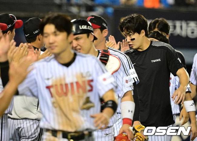 [OSEN=잠실, 지형준 기자] 프로야구 LG 트윈스가&nbsp;KT 위즈 상대로 잠실구장 첫 승을 거뒀다.&nbsp;LG는 18일 서울 잠실구장에서 열린 2026 KBO리그&nbsp;KT와 경기에서 9-1로 승리했다. 올 시즌 잠실구장 KT전 6전패를 끊는 승리였다.&nbsp;4번타자 문정빈이 만루 홈런을 터뜨리며 5타수 2안타 5타점으로 활약했고, 송찬의는 4타수 2안타 3타점을 기록했다.&nbsp;선발투수 임찬규는 6이닝 3피안타(1피홈런) 1볼넷 1사구 3탈삼진 1실점으로 승리 투수가 됐다. 11승으로 다승 공동 선두가 됐다.&nbsp;LG 임찬규가 승리 하이파이브를 하고 있다. 2026.08.18 / jpnews@osen.co.kr