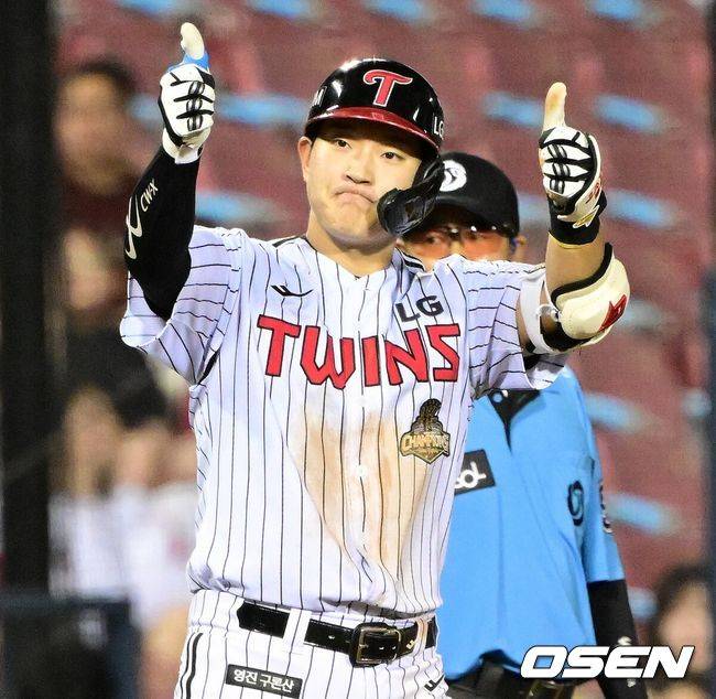 [OSEN=잠실, 지형준 기자] 18일 서울 잠실야구장에서 2026 신한 SOL KBO리그 LG 트윈스와 KT 위즈의 경기가 열렸다.LG는 임찬규, KT는 소형준을 선발로 내세웠다.7회말 무사 1,3루에서 LG 문정빈이 1타점 적시 2루타를 날리며 기뻐하고 있다. 2026.08.18 / jpnews@osen.co.kr