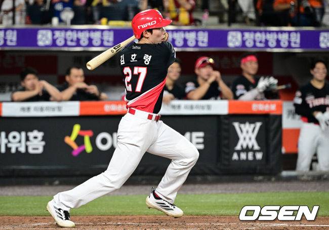 [OSEN=대전, 조은정 기자]18일 대전한화생명볼파크에서 2026 신한은행 SOL KBO리그 한화 이글스와 KIA 타이거즈의 경기가 열렸다.이날 경기에 한화는 왕옌청을, KIA는 네일을 선발투수로 내세웠다.4회초 무사 1,3루에서 KIA 김호령이 동점 적시타를 날리고 있다. 2026.08.18 /cej@osen.co.kr