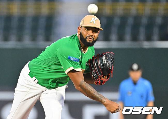 [OSEN=부산, 이석우 기자] 19일 부산 사직야구장에서 2026 신한 SOL KBO 리그 롯데 자이언츠와 키움 히어로즈의 경기가 열렸다. 홈팀 롯데는 로드리게스가, 방문팀 키움은 알칸타라가 선발 출전했다.키움 히어로즈 선발 투수 알칸타라가 역투하고 있다. 2026.08.19 / foto0307@osen.co.kr