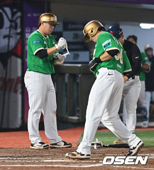 [OSEN=부산, 이석우 기자] 19일 부산 사직야구장에서 2026 신한 SOL KBO 리그 롯데 자이언츠와 키움 히어로즈의 경기가 열렸다. 홈팀 롯데는 로드리게스가, 방문팀 키움은 알칸타라가 선발 출전했다.키움 히어로즈 이형종이 7회초 2사 만루 안치홍의 밀어내기 볼넷에 득점을 올리고 있다. 2026.08.19 / foto0307@osen.co.kr