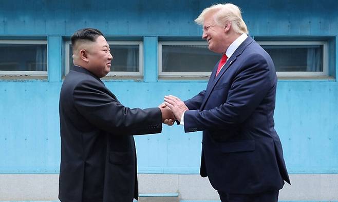 김정은 북한 국무위원장(왼쪽)과 도널드 트럼프 미국 대통령이 2019년 6월 30일 판문점에서 만나 밝은 표정으로 인사하고 있다. 김 위원장과 트럼프 대통령은 판문점 만남 전에 2018년 6월 12 싱가포르, 2019년 2월 27∼28일 베트남 하노이에서 정상회담을 가졌다. 세계일보자료사진