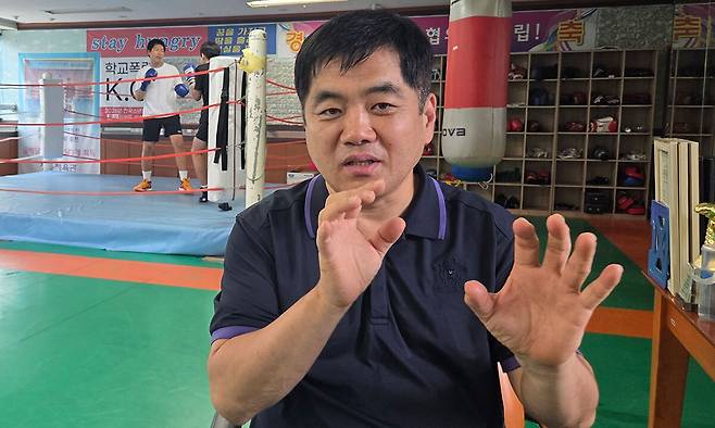 강원경찰청 동해경찰서 소속 홍석주 경감이 지난 13일 강원 동해시 복싱 체육관에서 진행된 인터뷰에서 “학생들에게 기본기를 가장 강조하고 있다”고 말하고 있다.