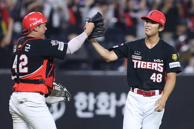 KIA 이의리가 18일 대전 한화전서 1.1이닝 무실점 호투로 팀의 4-3 승리를 확정지은 뒤 포수 김태군과 하이파이브를 나누고 있다. 사진제공｜KIA 타이거즈