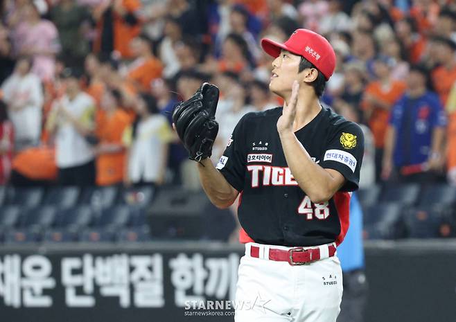 2026 신한 SOL KBO리그 한화 이글스 대 KIA 타이거즈 경기가 18일 대전한화생명볼파크에서 열렸다.  KIA 이의리가 경기를 매조지한 후 박수를 치고 있다. /사진=김진경 kim.jinkyung@