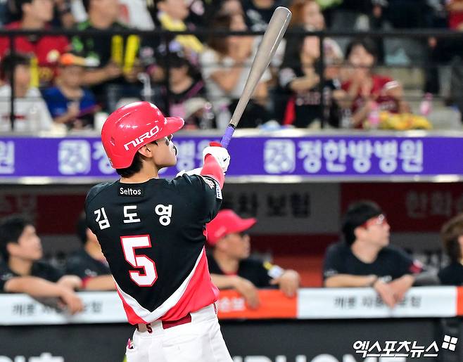 18일 오후 대전 한화생명 볼파크에서 열린 '2026 신한 SOL Bank KBO리그' KIA 타이거즈와 한화 이글스의 경기, 7회초 2사 KIA 김도영이 솔로 홈런을 날리고 있다. 대전, 김한준 기자