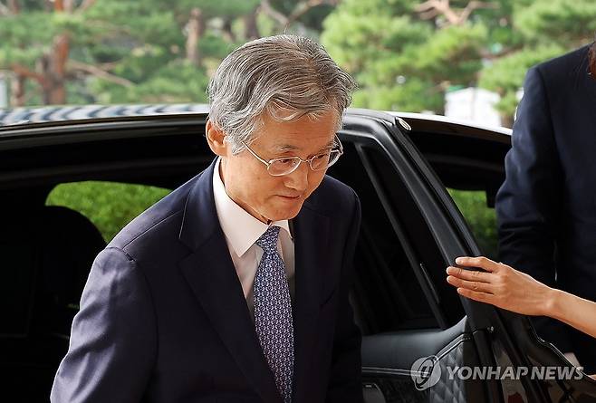 출근하는 조희대 대법원장 (서울=연합뉴스) 이진욱 기자 = 조희대 대법원장이 19일 서울 서초구 대법원으로 출근하고 있다. 조 대법원장은 지난 18일 노태악 전 대법관과 이흥구 대법관 후임으로 손봉기 대구지방법원 부장판사와 김성수 서울고등법원 부장판사를 이재명 대통령에게 임명 제청했다. 2026.8.19 cityboy@yna.co.kr