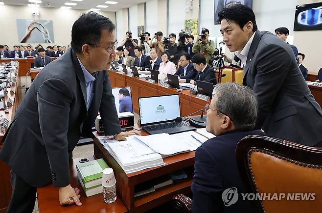 대화하는 과방위원장·여야 간사 (서울=연합뉴스) 이동해 기자 = 송기헌 과방위원장과 한준호 여당 간사, 최형두 야당 간사가 19일 국회에서 열린 과학기술정보방송통신위원회 전체회의에서 대화하고 있다. 2026.8.19 eastsea@yna.co.kr