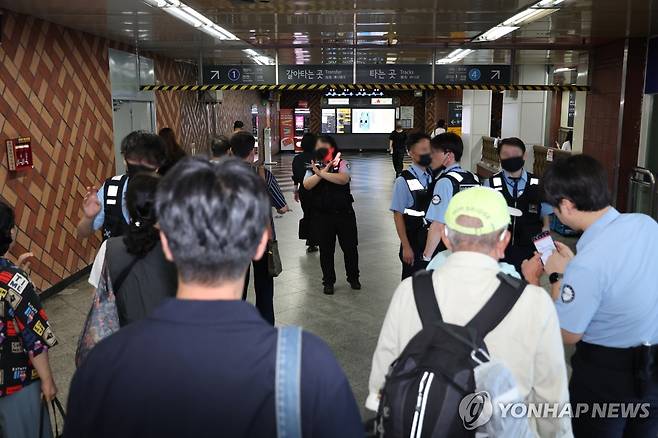 4호선 무정차 통과안내에 발길 돌리는 시민들 (서울=연합뉴스) 박동주 기자 = 전국장애인차별철폐연대(전장연) 소속 회원들이 서울역에서 '출근길 지하철 탑니다' 시위를 연 18일 서울교통공사 관계자들이 시민들에게 4호선 '무정차 통과' 안내를 하고 있다. 2026.8.18 pdj6635@yna.co.kr