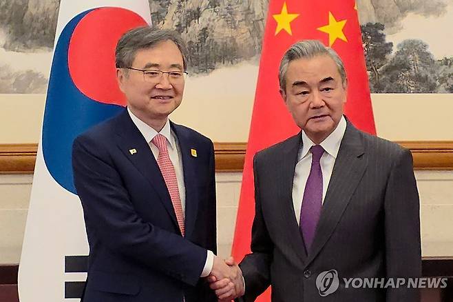 왕이 외교부장 만난 조현 외교부장관 (베이징=연합뉴스) 정성조 특파원 = 17일 오후 중국 베이징 댜오위타이국빈관에서 조현 외교부 장관(왼쪽)과 왕이 중국 외교부장이 만나 악수를 하고 있다. 2025.9.17 [베이징특파원 공동취재] xing@yna.co.kr