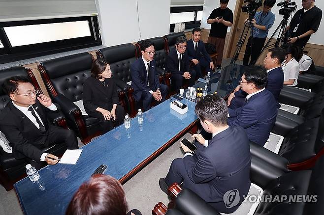 송형곤 전남광주통합특별시의회 의장 만난 김민석 신임 대표 (전남광주=연합뉴스) 정다움 기자 = 더불어민주당 김민석 신임 대표가 18일 오후 전남광주 북구 운정동 국립 5·18 민주묘지에서 참배를 마친 뒤 송형곤 전남광주통합특별시의회 의장과 이야기를 나누고 있다. 2026.8.18 daum@yna.co.kr