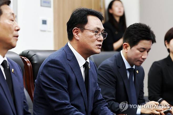김민석 신임 대표와 이야기 나누는 송형곤 전남광주통합특별시의회 의장 (전남광주=연합뉴스) 정다움 기자 = 송형곤 전남광주통합특별시의회 의장이 18일 오후 전남광주 북구 운정동 국립 5·18 민주묘지에서 참배를 마친 더불어민주당 김민석 신임 대표와 만나 이야기를 나누고 있다. 2026.8.18 daum@yna.co.kr