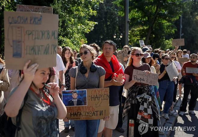 미하일로 페데로우 전 국방장관 해임에 반대하는 시민들  [로이터=연합뉴스 자료사진. 재배포 및 DB 금지]