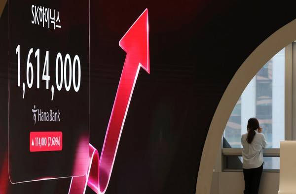 20일 서울 중구 하나은행 본점 딜링룸 전광판에 SK하이닉스 주가가 표시돼있다. 지난 19일 SK하이닉스는 이사회를 열어 자기주식 취득·소각 안건을 의결하고 주주환원 계획을 공시했다. 사진=연합뉴스