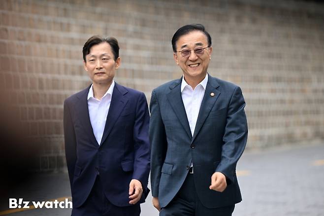 김윤덕 국토교통부 장관이 20일 오전 서울 중구에서 오세훈 서울시장과의 주택공급 관련 회동을 위해 간담회장으로 향하고 있다./사진=이명근 기자 qwe123@