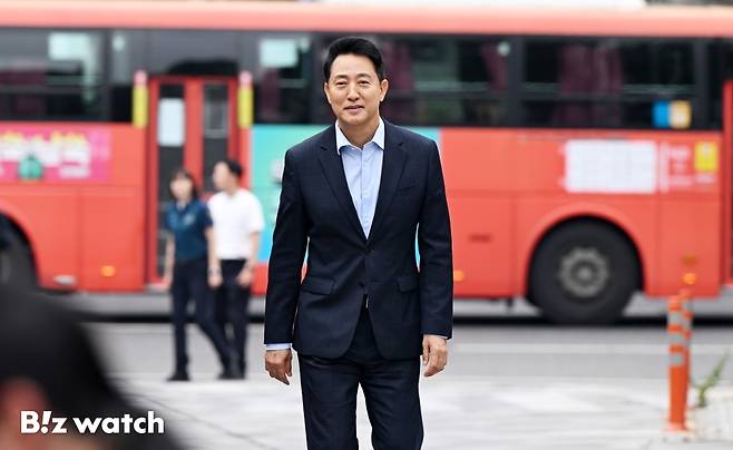 오세훈 서울시장이 20일 오전 서울 중구에서 김윤덕 국토교통부 장관과의 주택공급 관련 회동을 위해 간담회장으로 향하고 있다./사진=이명근 기자 qwe123@