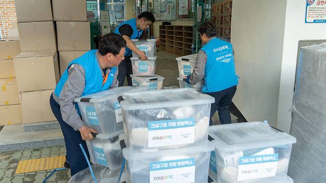 19일 경남 거제 옥포초등학교에서 관계자들이 '긴급구호 쿠팡희망박스'를 전달하고 있다. (사진=쿠팡)