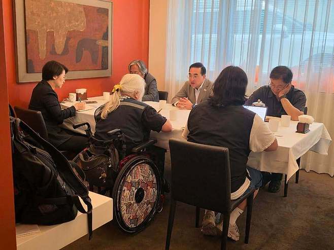 19일 박홍근 기획예산처 장관이 서울 중구 컨퍼런스하우스 달개비에서 전국장애인차별철폐연대(전장연) 관계자들과 만나 면담하고 있다. (박홍근 기획예산처 장관 페이스북 갈무리)