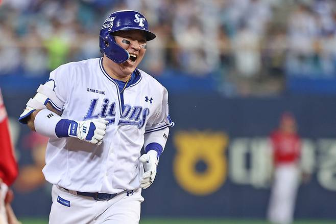 삼성 최형우가 18일 대구삼성라이온즈파크에서 열린 2026 KBO리그 정규시즌 SSG와 경기에서 솔로 홈런을 친 후 베이스를 돌고고 있다. 이 홈런으로 KBO 역대 최초 2700안타와 4600루타를 달성했다. 사진 | 삼성 라이온즈