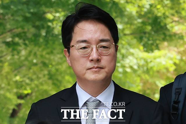 [더팩트ㅣ남윤호 기자] 심우정 전 검찰총장이 7월 24일 오후 서울 서초구 서울중앙지방법원에서 집권남용권리행사방해 혐의 등으로 법원에 출석하고 있다.
