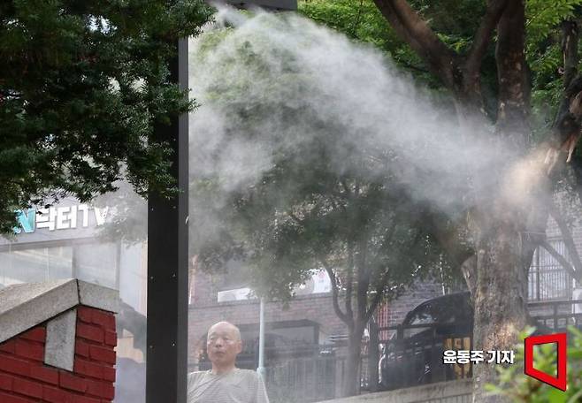 폭염중대경보가 발효된 서울역 주변 쪽방촌에 거주하는 주민들이 쿨링포그 아래에서 더위를 식히고 있다. 윤동주 기자