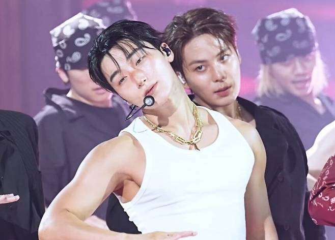 그룹 에이티즈의 멤버 산이 SBS 인기가요에서 ‘배드’ 무대를 선보이고 있다. /SBS