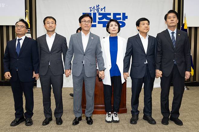 김민석 더불어민주당 대표를 비롯한 신임 지도부가 20일 서울 여의도 국회에서 열린 의원총회에서 의원들을 향해 인사하고 있다. 왼쪽부터 박선원 최고위원, 한병도 원내대표, 김 대표, 최민희, 이성윤, 한민수 최고위원. /뉴스1