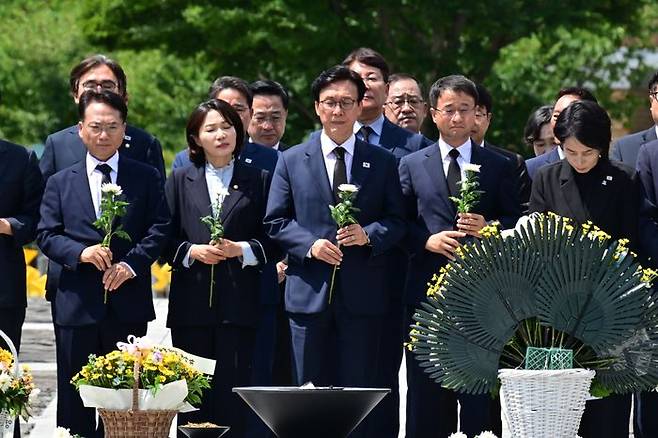 더불어민주당 김민석 대표가 당 지도부와 함께 19일 오전 경남 김해시 진영읍 봉하마을 고(故) 노무현 전 대통령 묘역을 찾아 참배하고 있다. ⓒ뉴시스